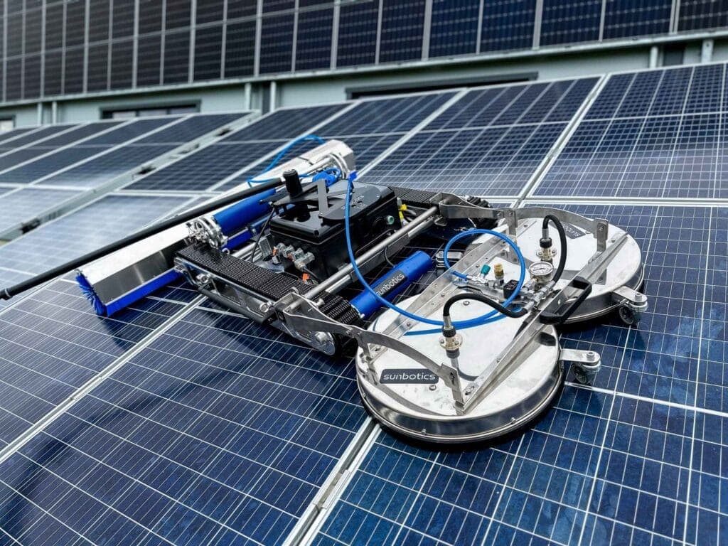 Waschroboter auf einer verschmutzten Photovoltaikanlage während der Reinigung